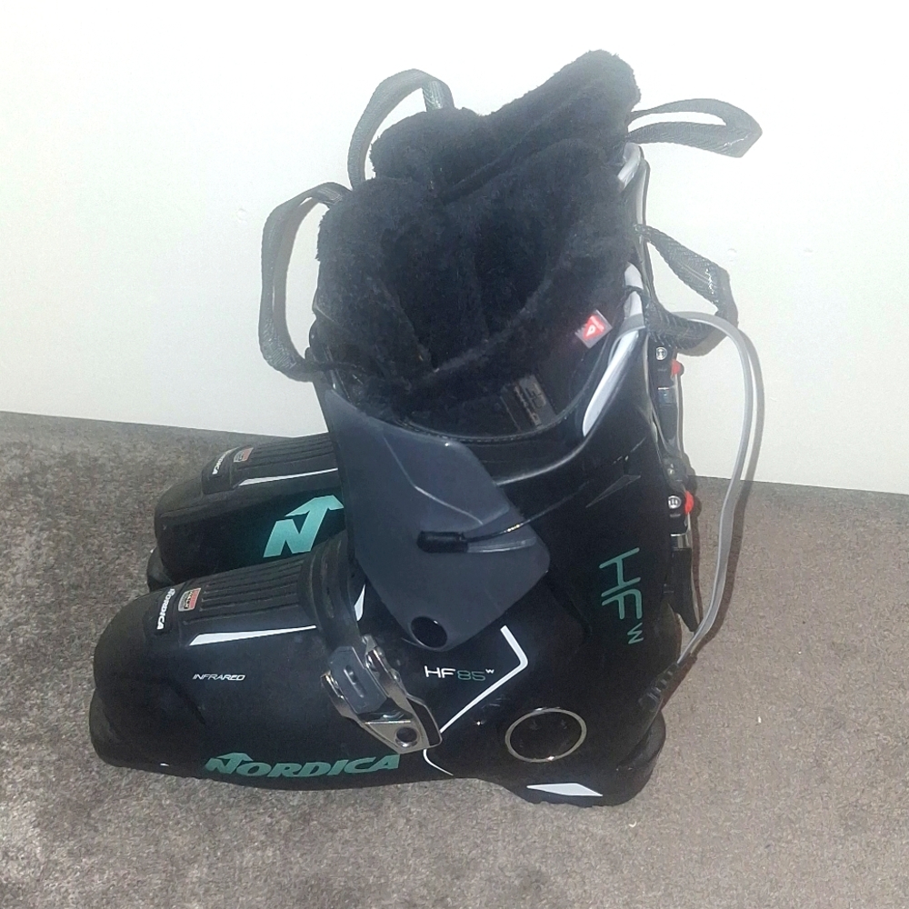 Nordica 26.5 womens ski boots